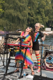 The Hoot Hoots perform on Lake Union (Photo- Christine Mitchell)