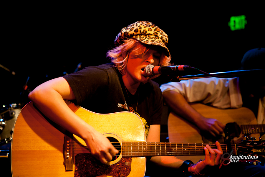 Oso Benefit: Star Anna Live at Tractor Tavern (Photo by Dan Rogers)