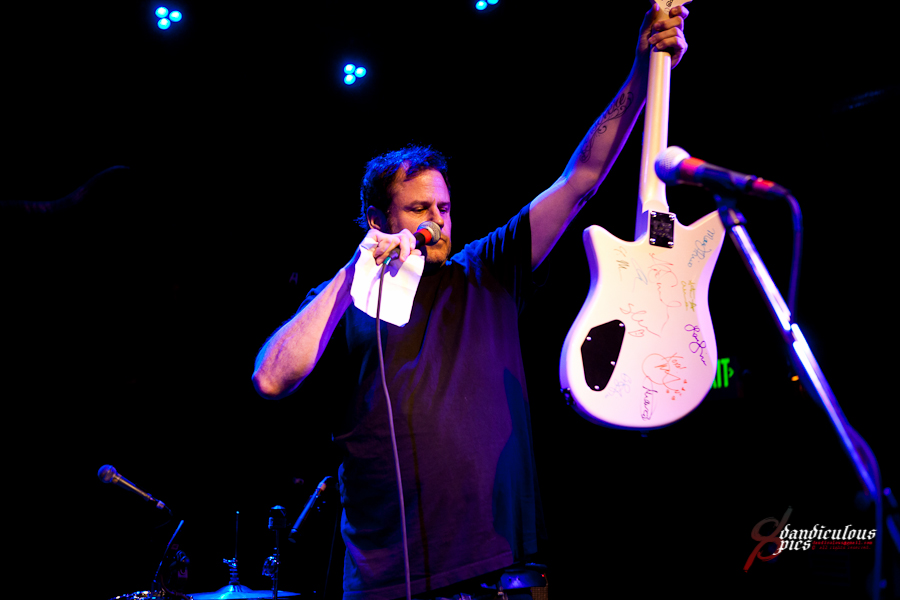 Oso Benefit Live at Tractor Tavern (Photo by Dan Rogers)